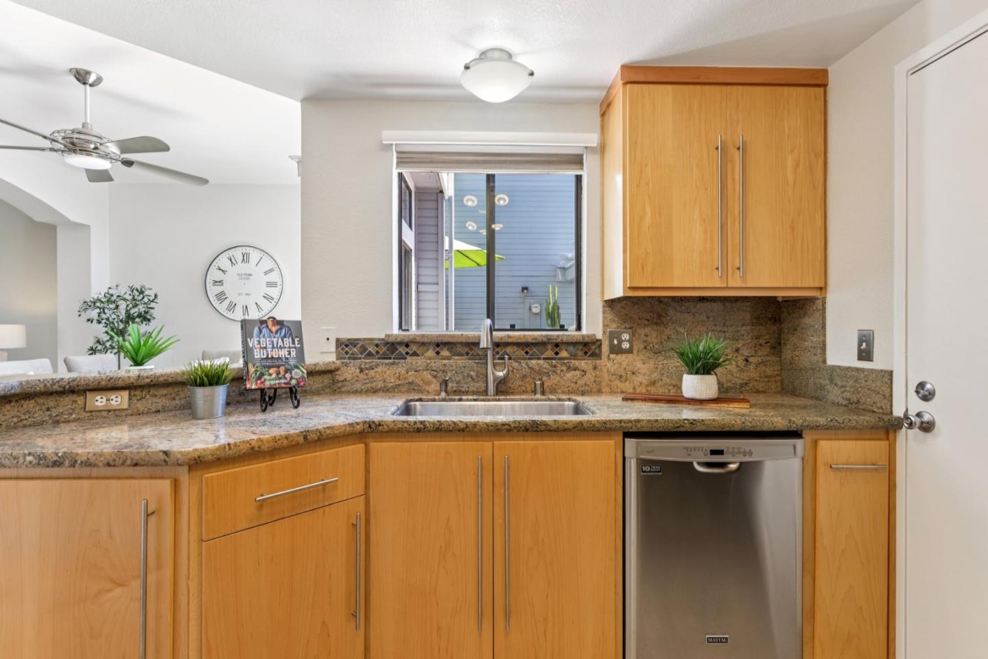 Detail Gallery Image 30 of 60 For 472 Mountain Laurel Ct, Mountain View,  CA 94043 - 2 Beds | 2/1 Baths