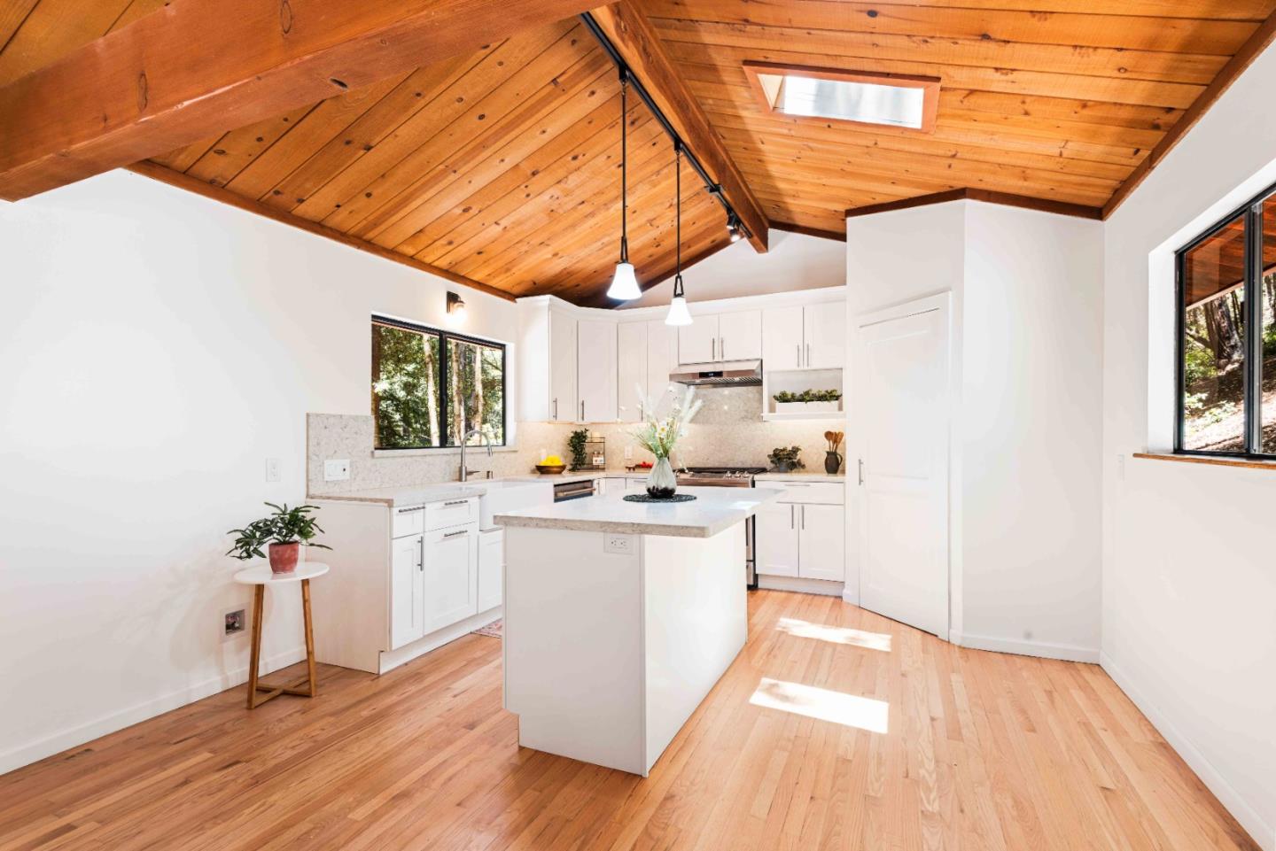 Detail Gallery Image 10 of 46 For 510 Warren Dr, Santa Cruz,  CA 95060 - 3 Beds | 2/1 Baths