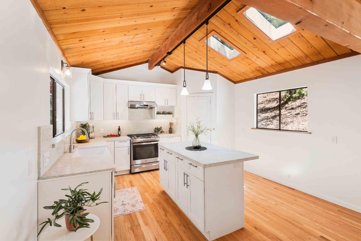 Detail Gallery Image 12 of 46 For 510 Warren Dr, Santa Cruz,  CA 95060 - 3 Beds | 2/1 Baths