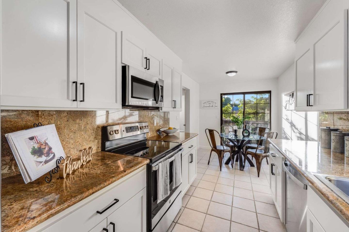 Detail Gallery Image 11 of 40 For 1122 Brewster Ave, Redwood City,  CA 94062 - 2 Beds | 2/1 Baths