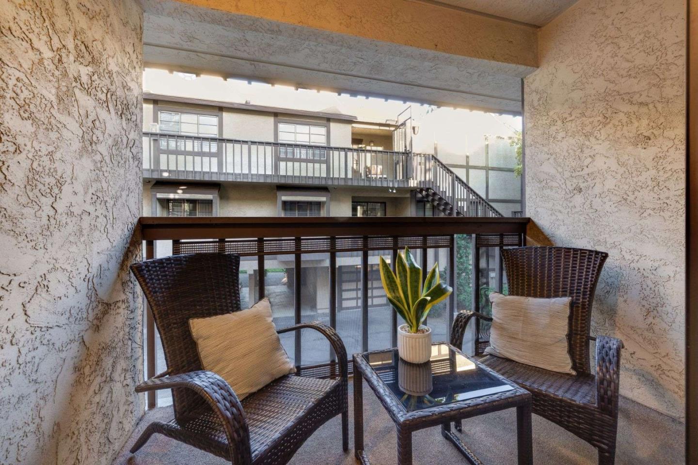 Detail Gallery Image 8 of 40 For 1122 Brewster Ave, Redwood City,  CA 94062 - 2 Beds | 2/1 Baths