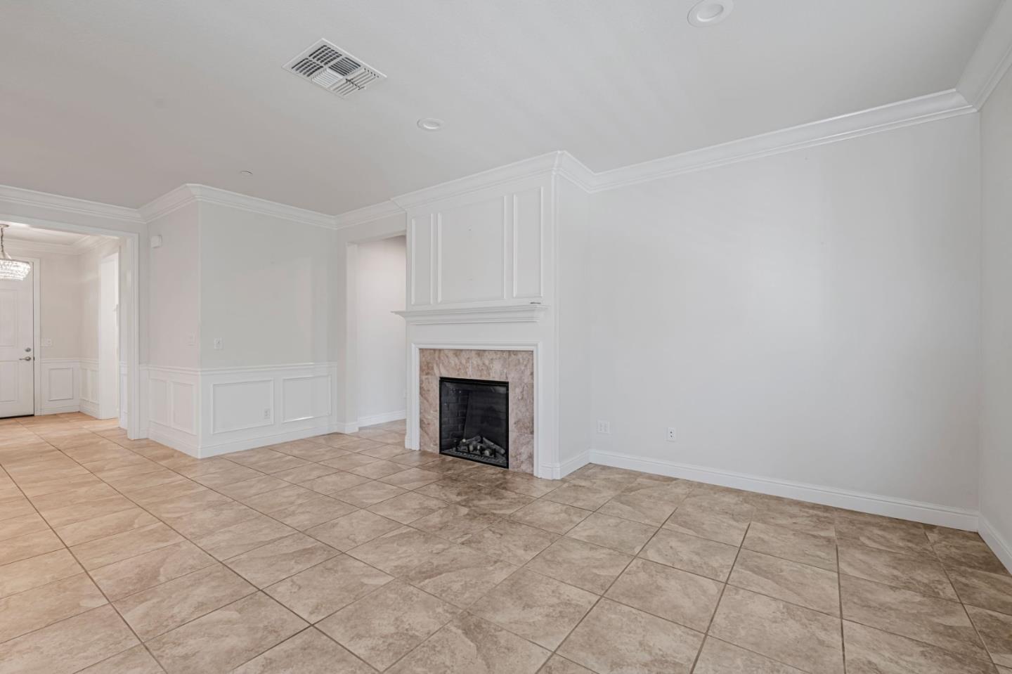 Detail Gallery Image 4 of 27 For 2491 Redbud Way, Manteca,  CA 95336 - 3 Beds | 2 Baths