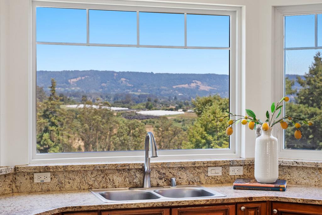 Detail Gallery Image 13 of 60 For 350 Windsong Way, Watsonville,  CA 95076 - 5 Beds | 4 Baths