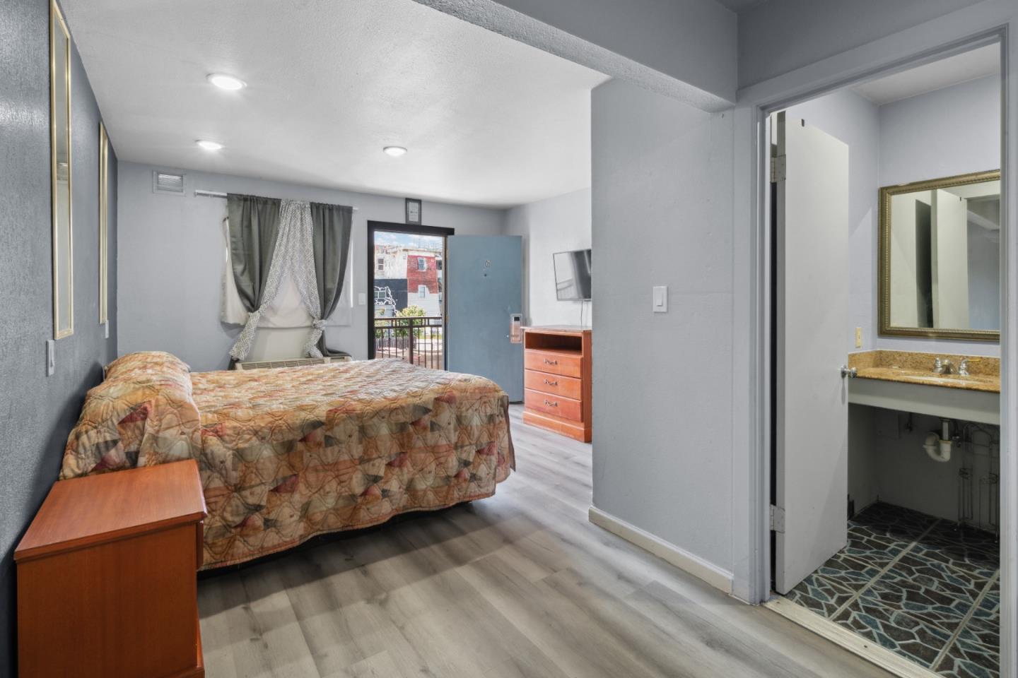 Detail Gallery Image 18 of 40 For 839 Isabella St, Oakland,  CA 94607 - – Beds | – Baths