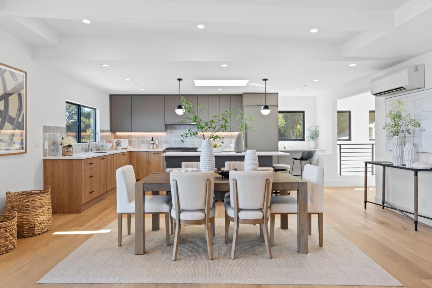 Detail Gallery Image 15 of 41 For 760 Loma Ct, Redwood City,  CA 94062 - 4 Beds | 3/1 Baths