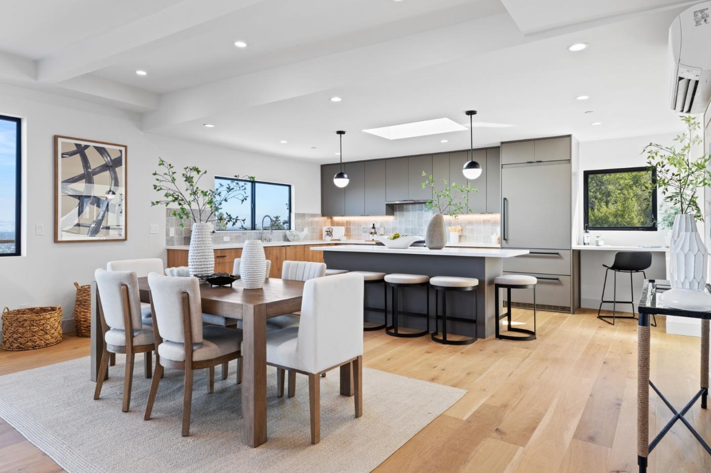 Detail Gallery Image 17 of 41 For 760 Loma Ct, Redwood City,  CA 94062 - 4 Beds | 3/1 Baths