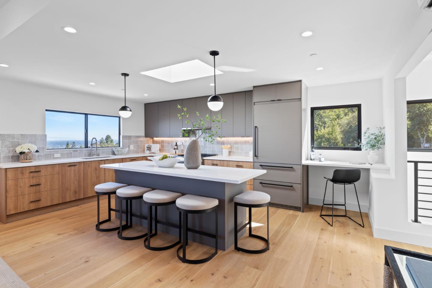 Detail Gallery Image 18 of 41 For 760 Loma Ct, Redwood City,  CA 94062 - 4 Beds | 3/1 Baths