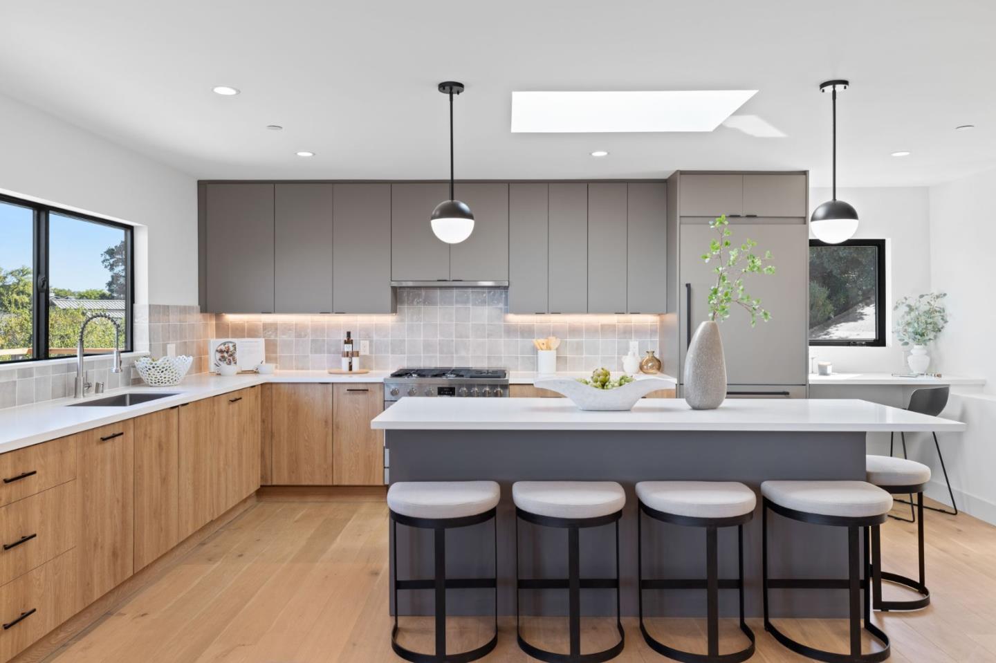 Detail Gallery Image 19 of 41 For 760 Loma Ct, Redwood City,  CA 94062 - 4 Beds | 3/1 Baths