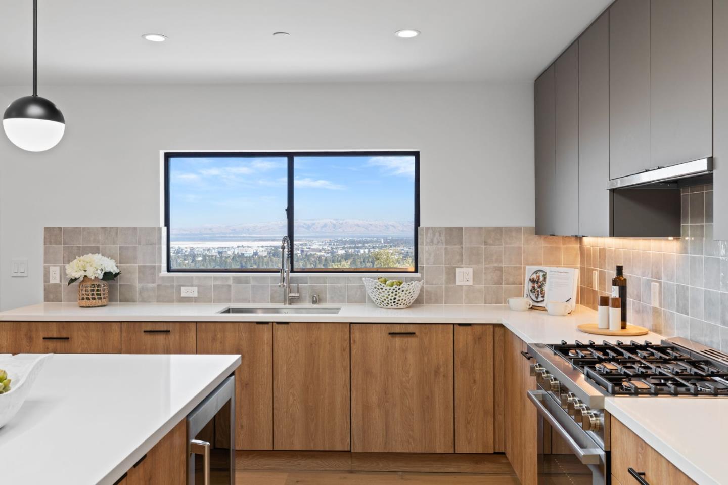 Detail Gallery Image 21 of 41 For 760 Loma Ct, Redwood City,  CA 94062 - 4 Beds | 3/1 Baths