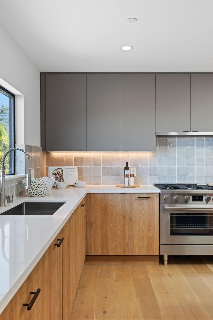 Detail Gallery Image 23 of 41 For 760 Loma Ct, Redwood City,  CA 94062 - 4 Beds | 3/1 Baths