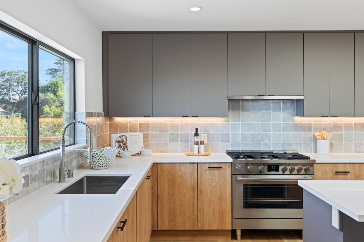Detail Gallery Image 24 of 41 For 760 Loma Ct, Redwood City,  CA 94062 - 4 Beds | 3/1 Baths