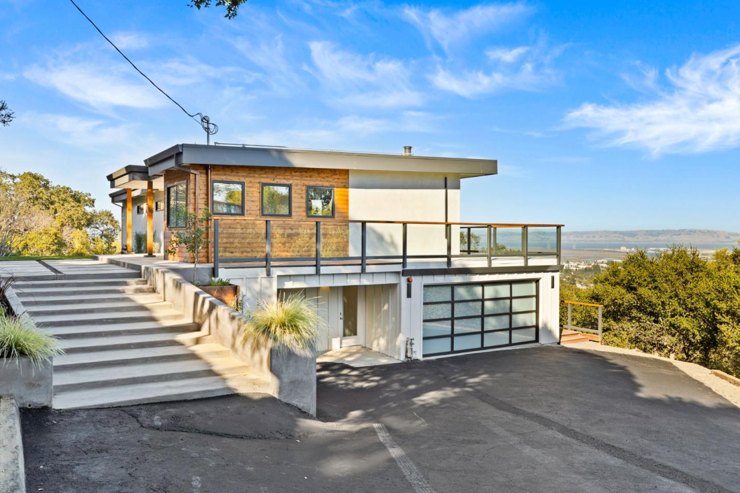 Detail Gallery Image 3 of 41 For 760 Loma Ct, Redwood City,  CA 94062 - 4 Beds | 3/1 Baths