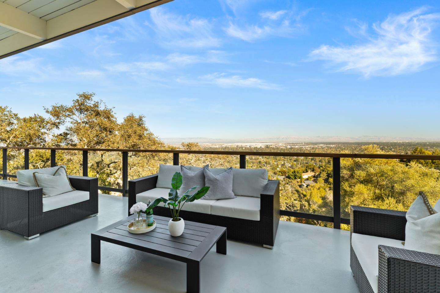 Detail Gallery Image 9 of 41 For 760 Loma Ct, Redwood City,  CA 94062 - 4 Beds | 3/1 Baths