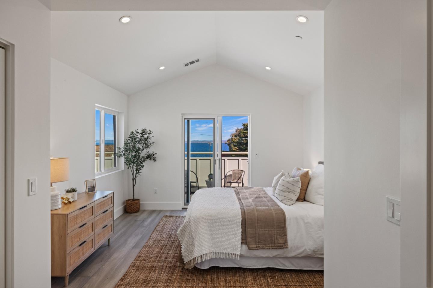 Detail Gallery Image 12 of 26 For 457 Wave St #1,  Monterey,  CA 93940 - 2 Beds | 1/1 Baths