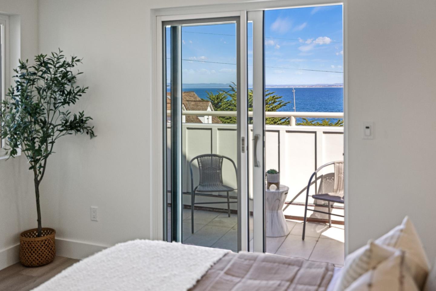 Detail Gallery Image 13 of 26 For 457 Wave St #1,  Monterey,  CA 93940 - 2 Beds | 1/1 Baths