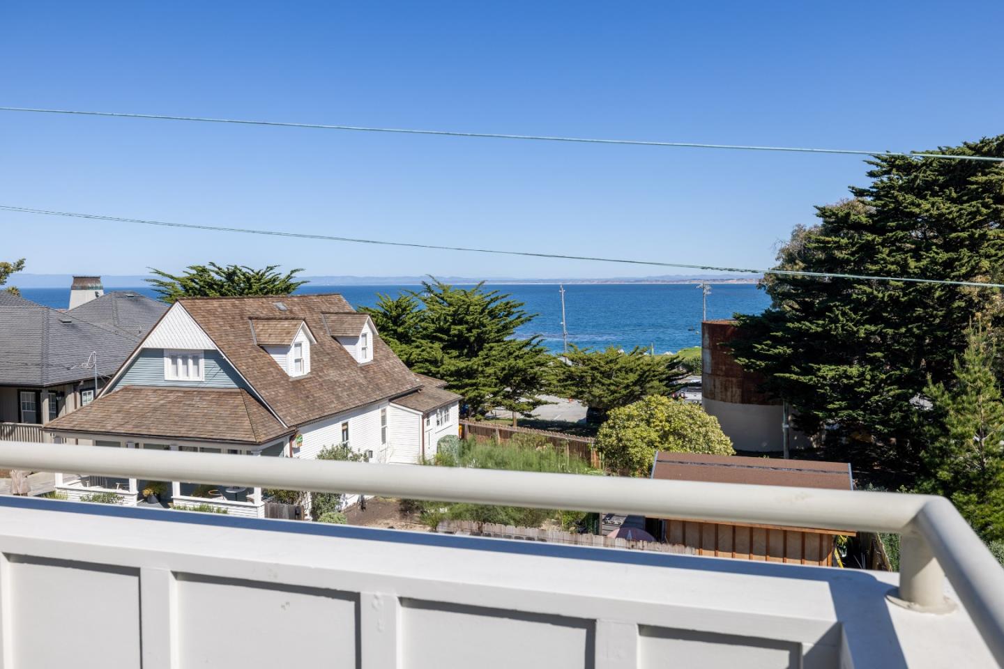Detail Gallery Image 14 of 26 For 457 Wave St #1,  Monterey,  CA 93940 - 2 Beds | 1/1 Baths