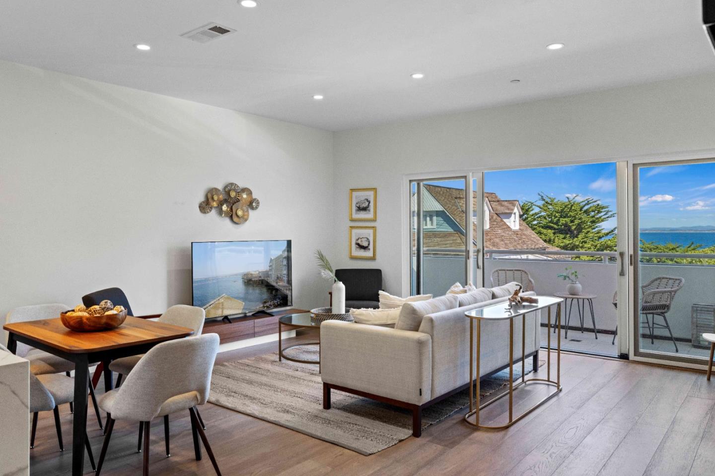 Detail Gallery Image 2 of 26 For 457 Wave St #1,  Monterey,  CA 93940 - 2 Beds | 1/1 Baths