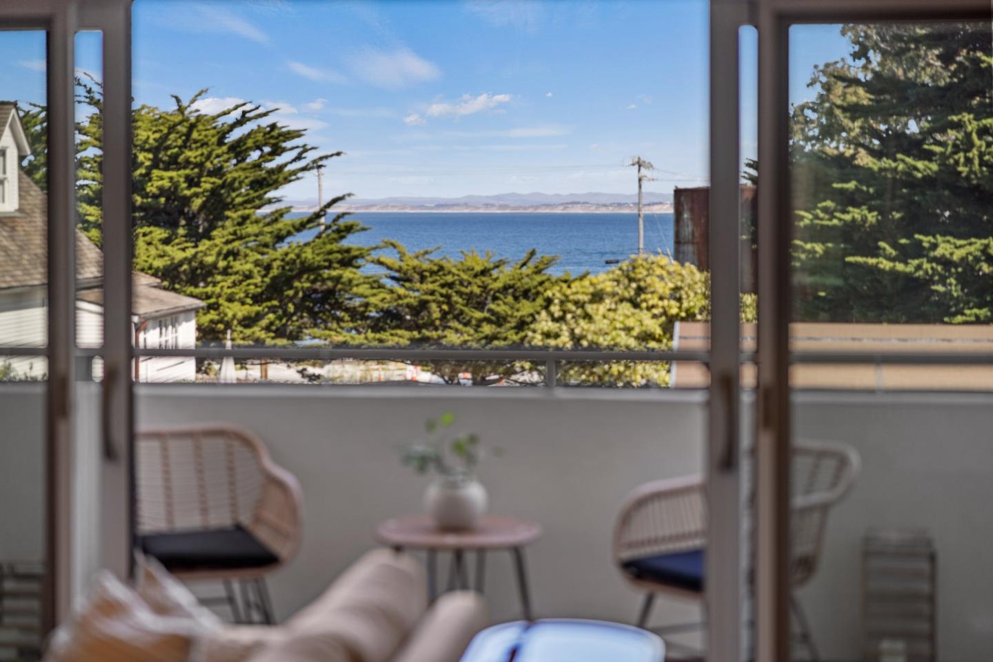 Detail Gallery Image 3 of 26 For 457 Wave St #1,  Monterey,  CA 93940 - 2 Beds | 1/1 Baths