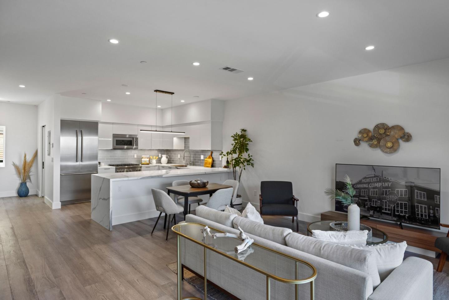 Detail Gallery Image 5 of 26 For 457 Wave St #1,  Monterey,  CA 93940 - 2 Beds | 1/1 Baths