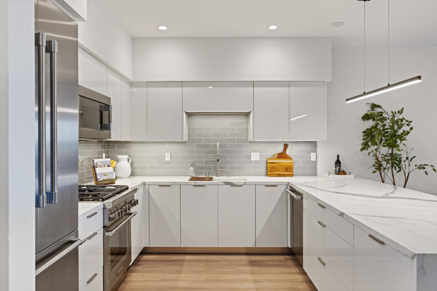 Detail Gallery Image 7 of 26 For 457 Wave St #1,  Monterey,  CA 93940 - 2 Beds | 1/1 Baths