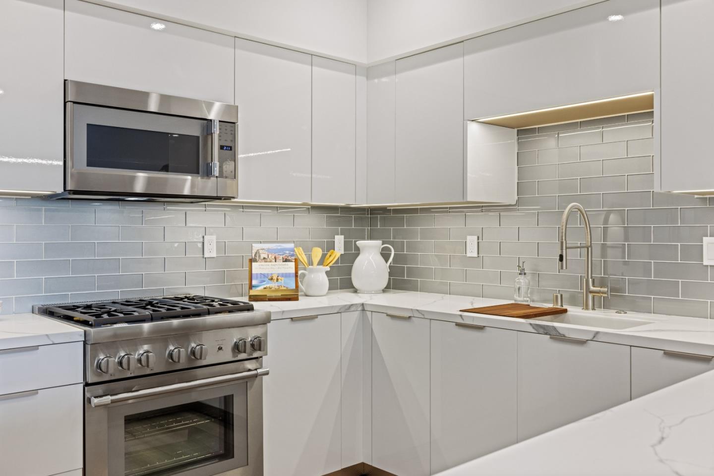 Detail Gallery Image 9 of 26 For 457 Wave St #1,  Monterey,  CA 93940 - 2 Beds | 1/1 Baths