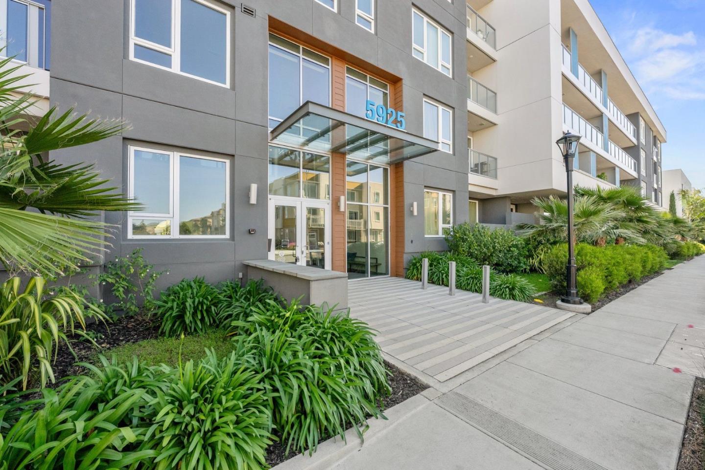 Detail Gallery Image 2 of 82 For 5925 Charlotte Dr #319,  San Jose,  CA 95123 - 3 Beds | 2 Baths
