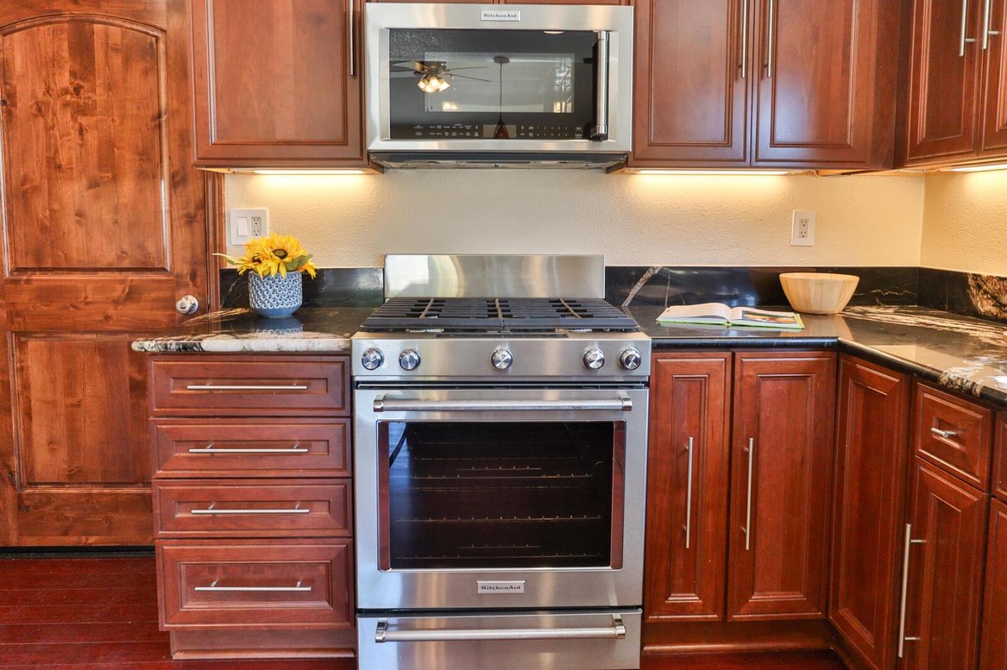 Detail Gallery Image 10 of 41 For 970 W 6th St, Gilroy,  CA 95020 - 3 Beds | 2 Baths