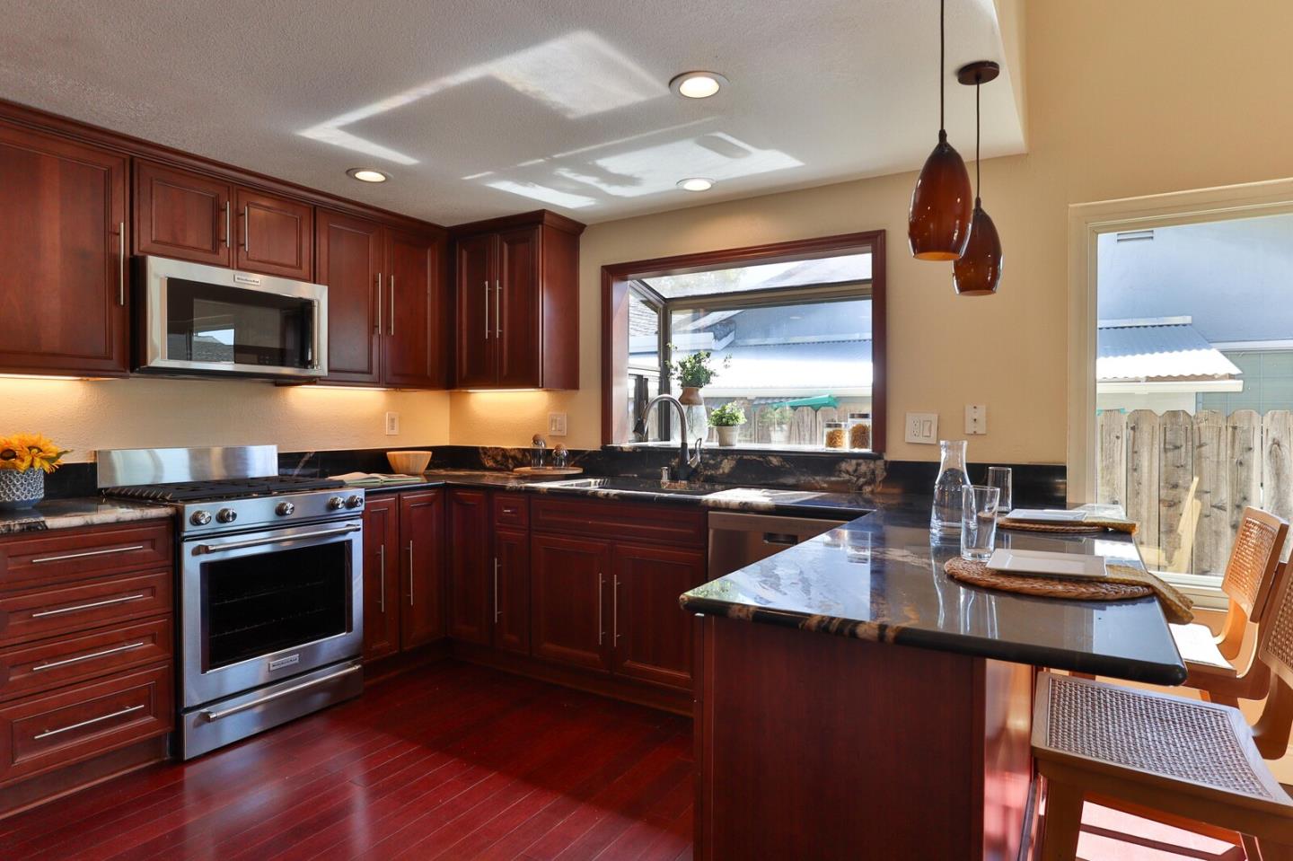 Detail Gallery Image 6 of 41 For 970 W 6th St, Gilroy,  CA 95020 - 3 Beds | 2 Baths