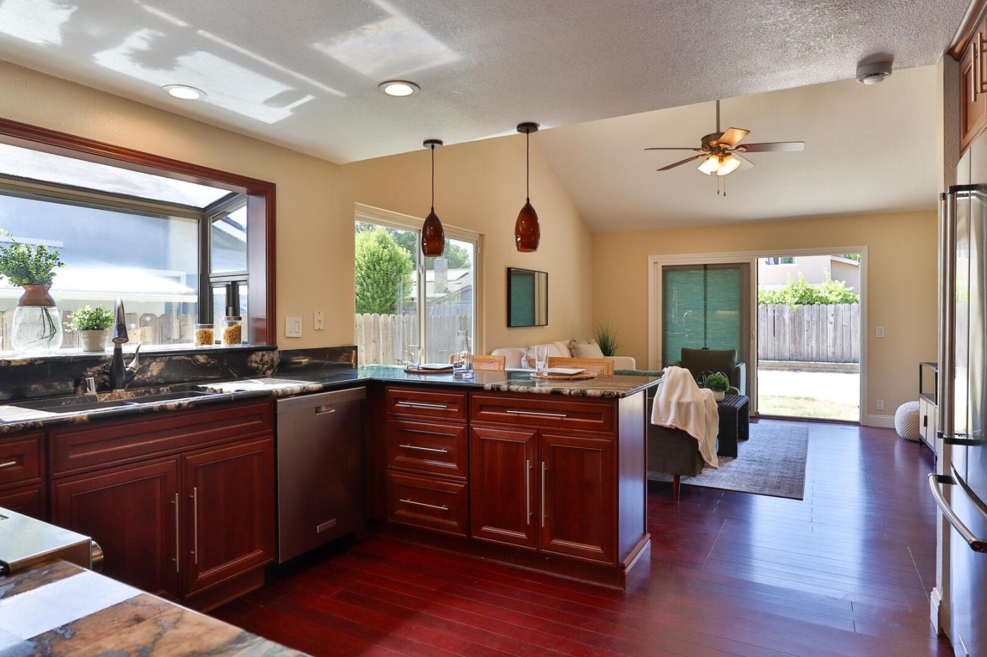 Detail Gallery Image 9 of 41 For 970 W 6th St, Gilroy,  CA 95020 - 3 Beds | 2 Baths