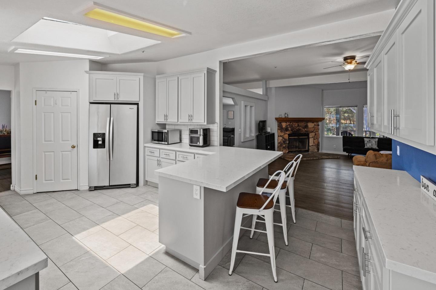 Detail Gallery Image 10 of 19 For 1538 Hilby Ave #B,  Seaside,  CA 93955 - 4 Beds | 2 Baths