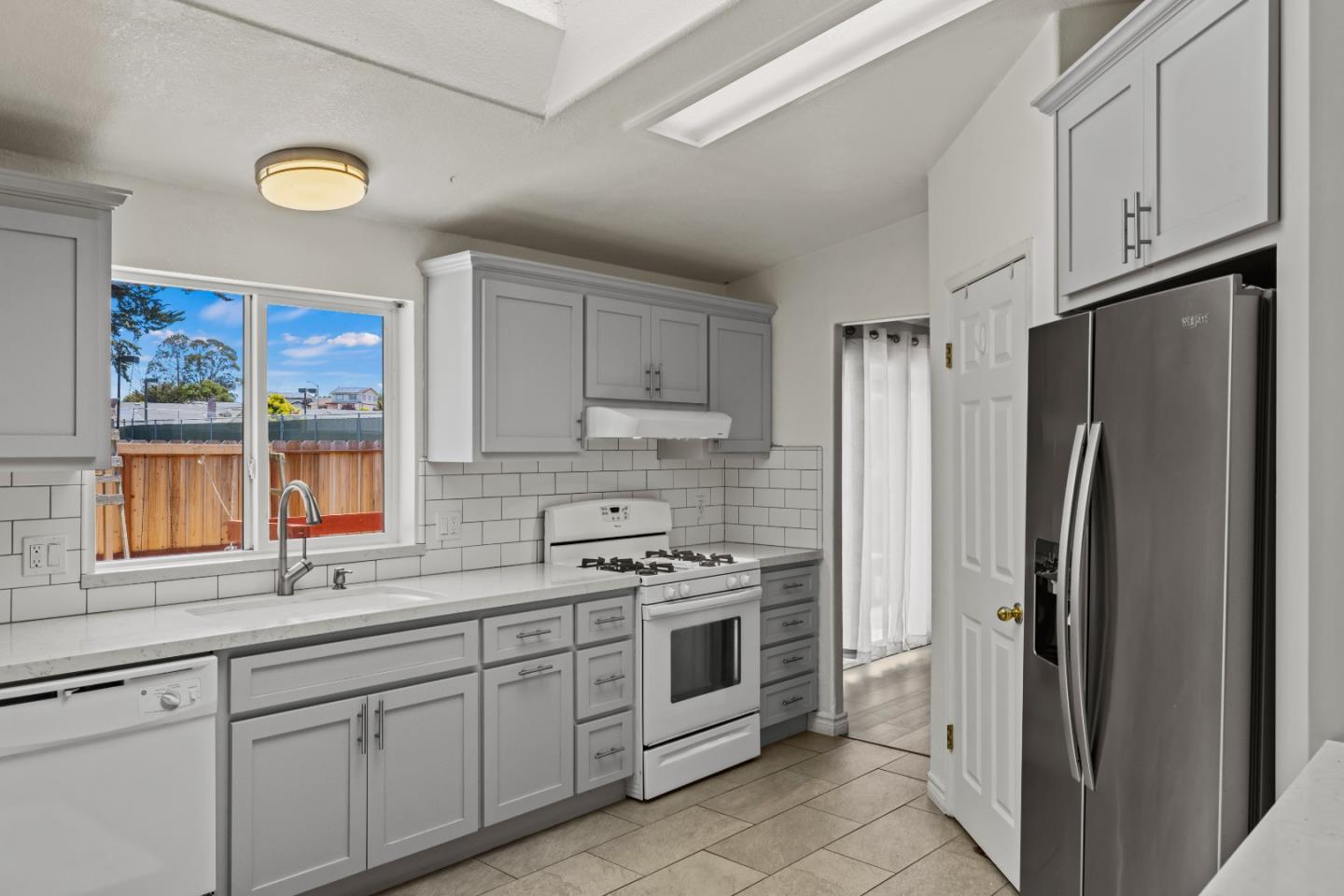 Detail Gallery Image 11 of 19 For 1538 Hilby Ave #B,  Seaside,  CA 93955 - 4 Beds | 2 Baths