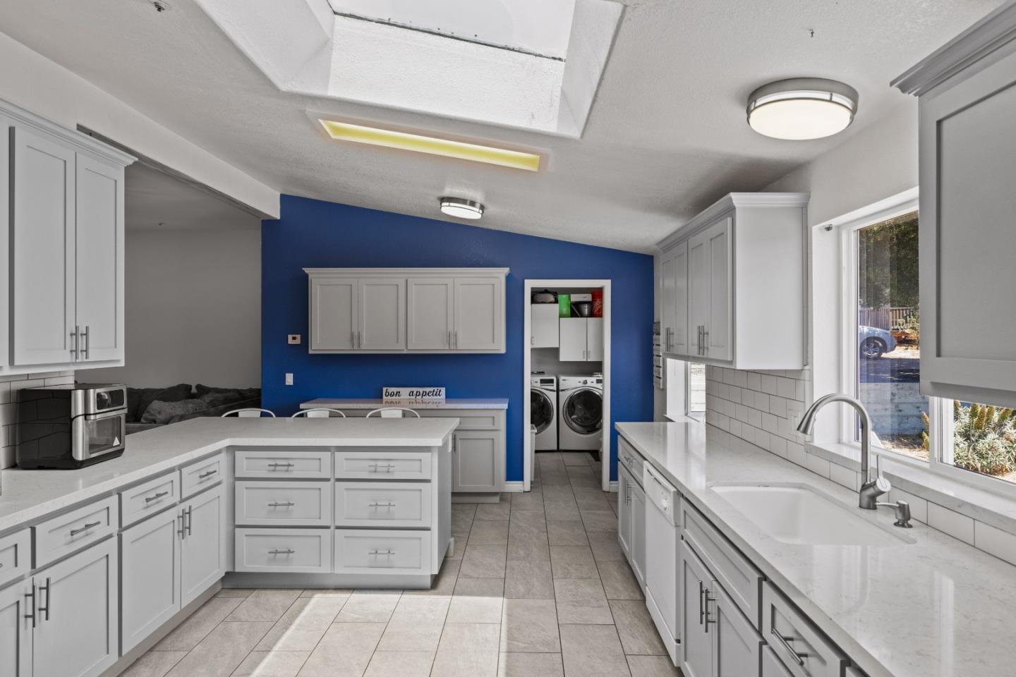 Detail Gallery Image 12 of 19 For 1538 Hilby Ave #B,  Seaside,  CA 93955 - 4 Beds | 2 Baths