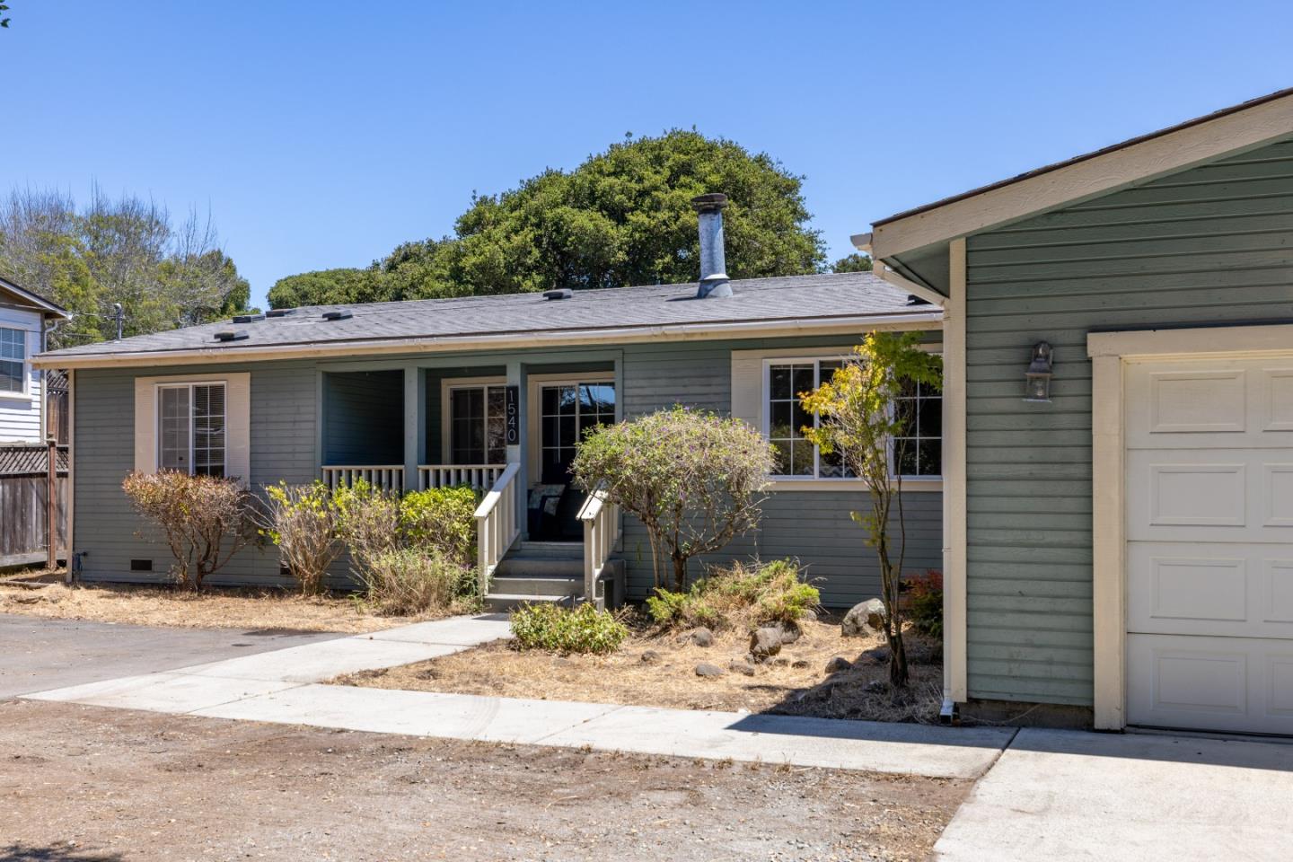 Detail Gallery Image 2 of 19 For 1538 Hilby Ave #B,  Seaside,  CA 93955 - 4 Beds | 2 Baths