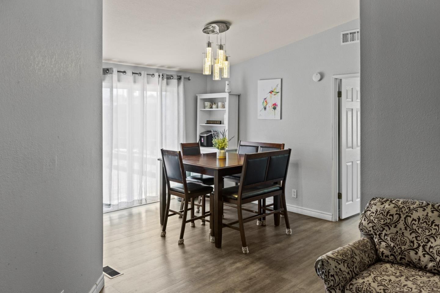 Detail Gallery Image 6 of 19 For 1538 Hilby Ave #B,  Seaside,  CA 93955 - 4 Beds | 2 Baths