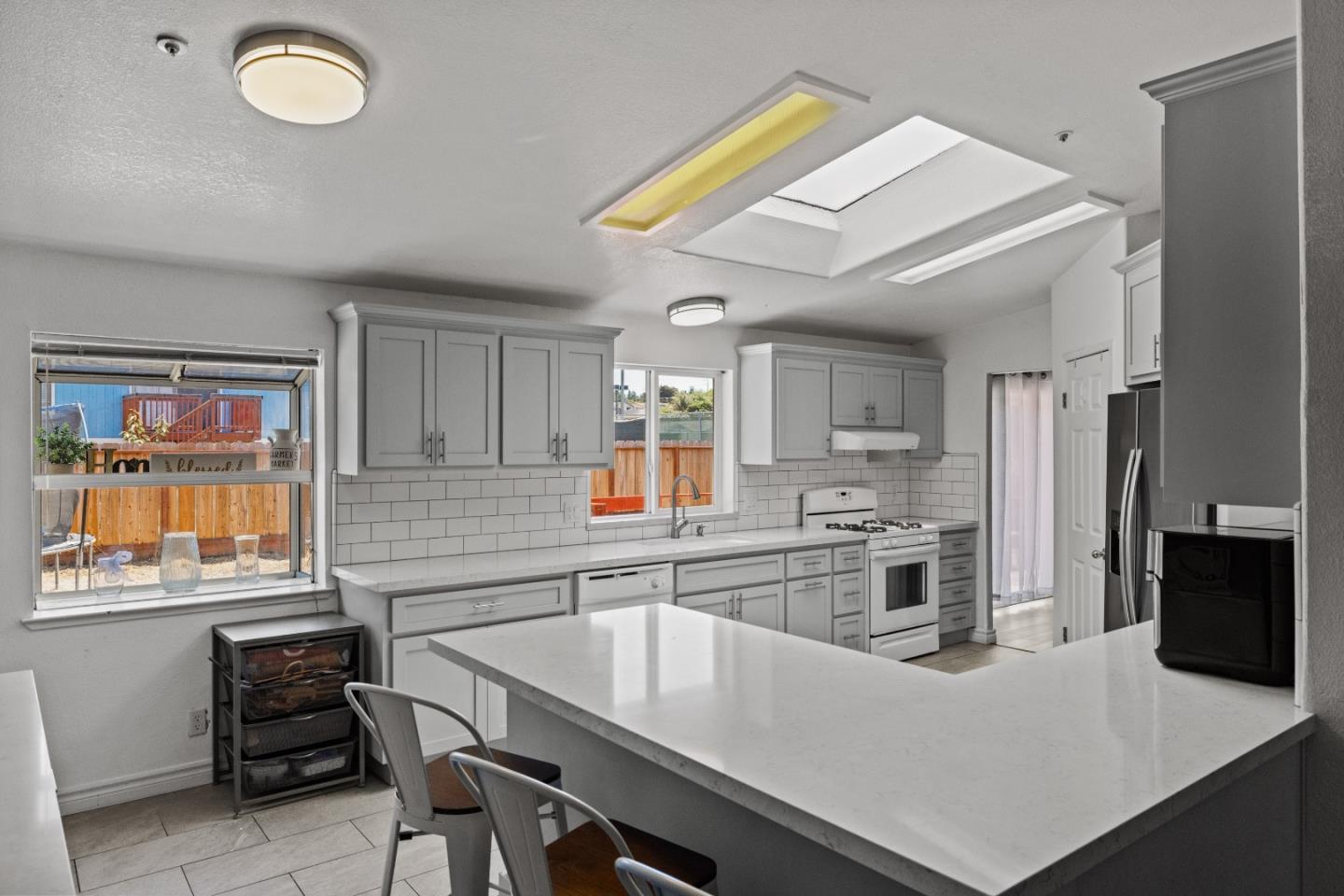Detail Gallery Image 9 of 19 For 1538 Hilby Ave #B,  Seaside,  CA 93955 - 4 Beds | 2 Baths