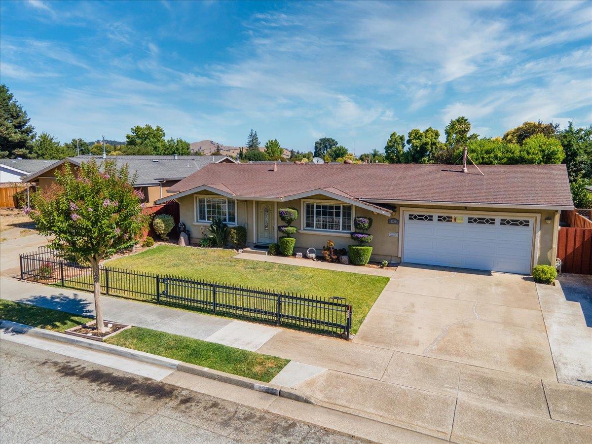 Detail Gallery Image 3 of 22 For 1239 Swaner Dr, Gilroy,  CA 95020 - 3 Beds | 1/1 Baths