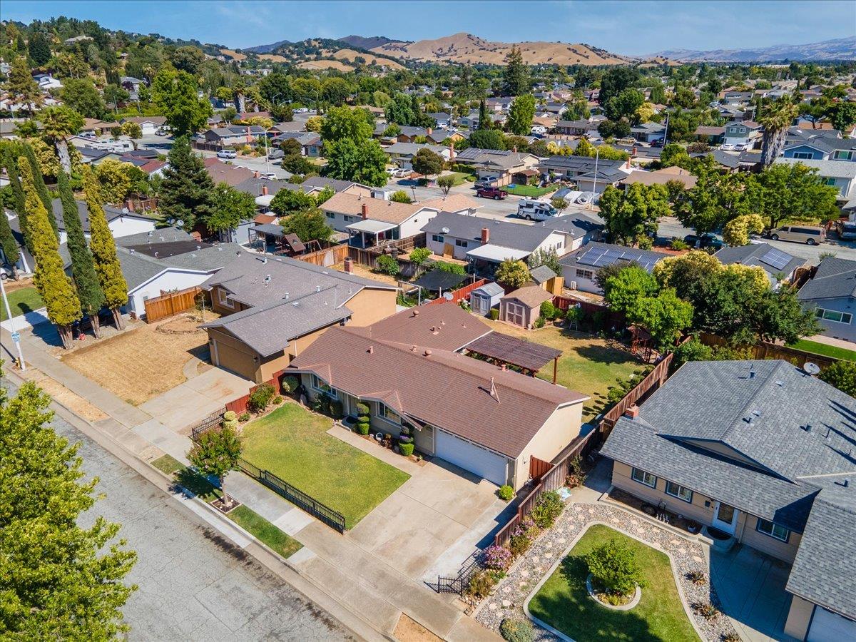 Detail Gallery Image 5 of 22 For 1239 Swaner Dr, Gilroy,  CA 95020 - 3 Beds | 1/1 Baths