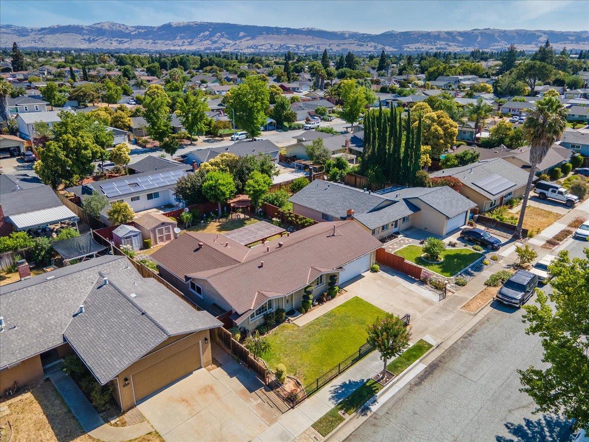 Detail Gallery Image 6 of 22 For 1239 Swaner Dr, Gilroy,  CA 95020 - 3 Beds | 1/1 Baths