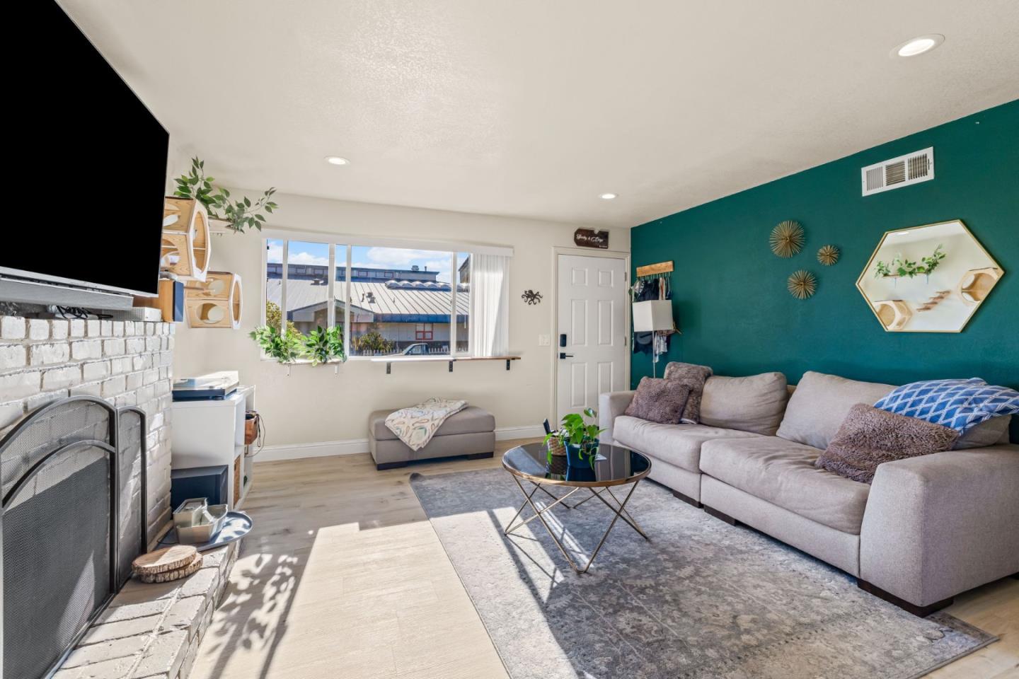 Detail Gallery Image 5 of 29 For 1868 Lowell St, Seaside,  CA 93955 - 3 Beds | 1 Baths