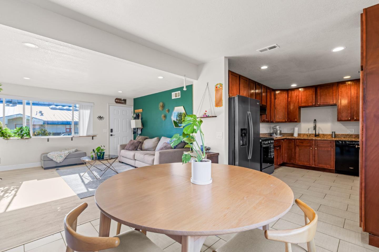 Detail Gallery Image 9 of 29 For 1868 Lowell St, Seaside,  CA 93955 - 3 Beds | 1 Baths