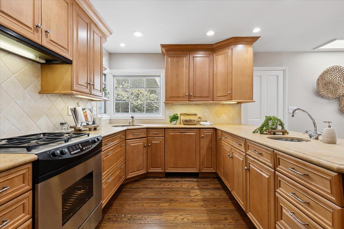 Detail Gallery Image 6 of 28 For 471 Claremont Way, Menlo Park,  CA 94025 - 4 Beds | 2 Baths