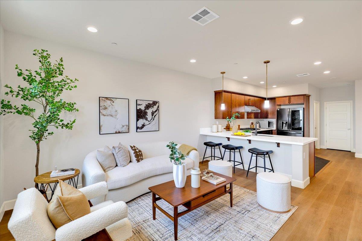 Detail Gallery Image 5 of 40 For 1011 Bellante Ln #4,  San Jose,  CA 95131 - 4 Beds | 3/1 Baths
