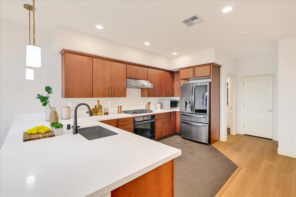 Detail Gallery Image 7 of 40 For 1011 Bellante Ln #4,  San Jose,  CA 95131 - 4 Beds | 3/1 Baths