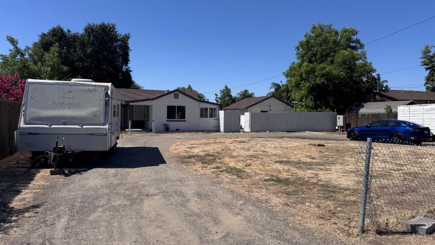 Detail Gallery Image 2 of 14 For 1720 River Rd, Modesto,  CA 95351 - 2 Beds | 1 Baths