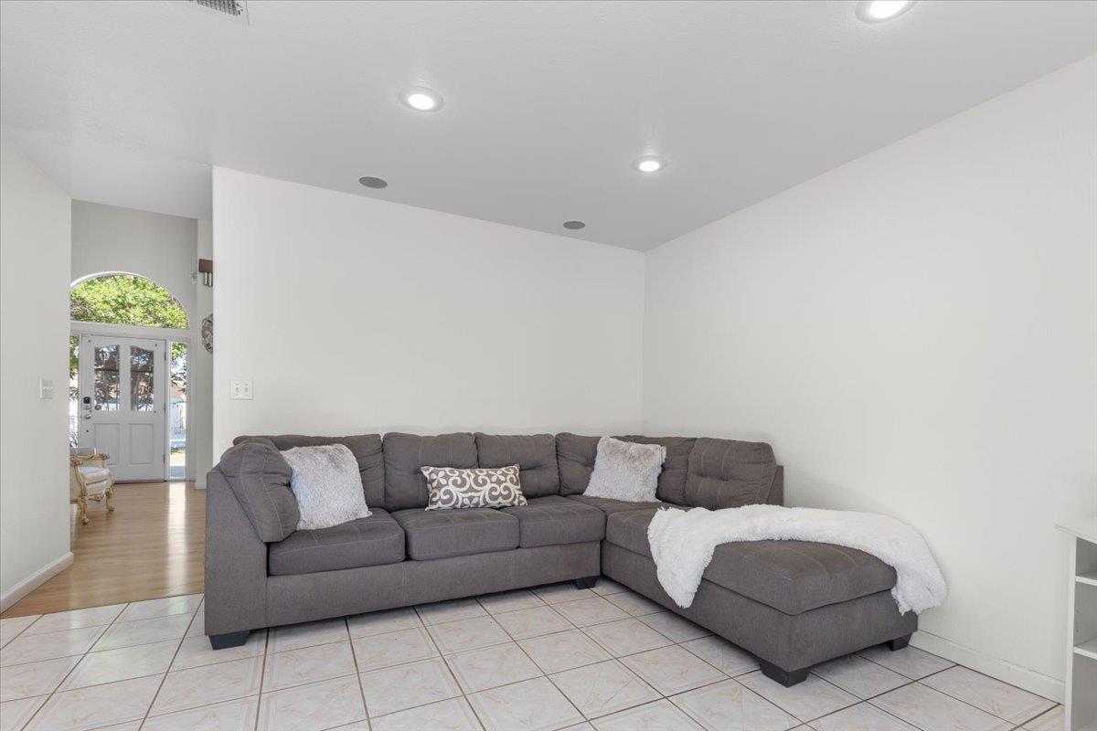 Detail Gallery Image 15 of 44 For 1611 Sierraville Ave, San Jose,  CA 95132 - 5 Beds | 3/1 Baths