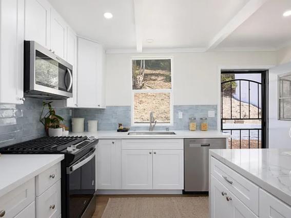 Detail Gallery Image 12 of 25 For 2250 Oceanside Blvd, Oceanside,  CA 92054 - 3 Beds | 2 Baths