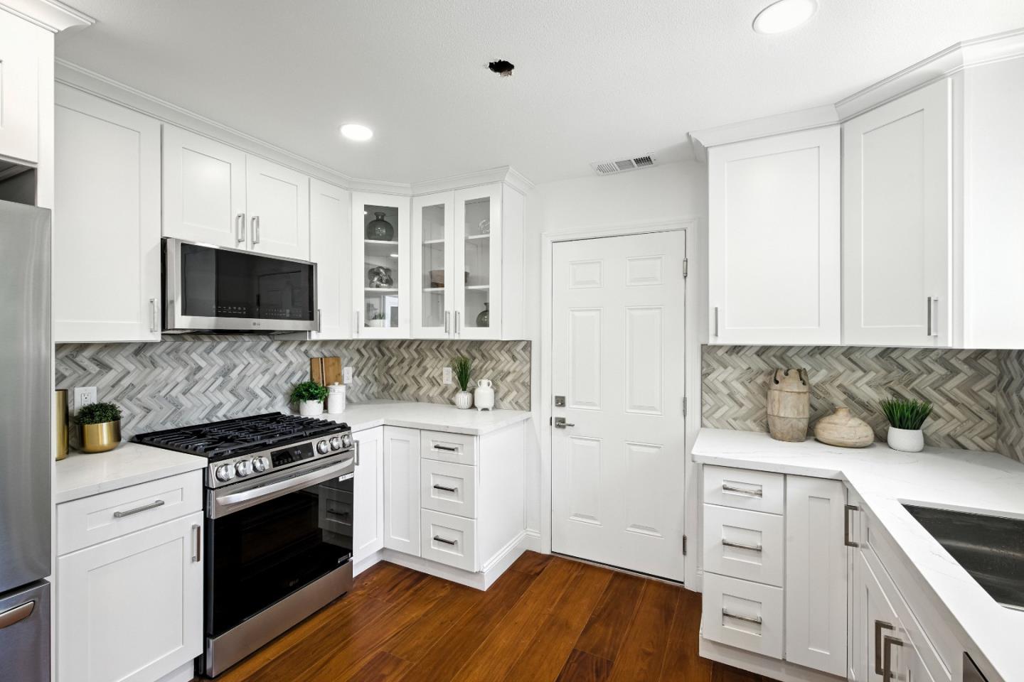 Detail Gallery Image 22 of 64 For 552 Borregas Ave, Sunnyvale,  CA 94085 - 5 Beds | 3 Baths