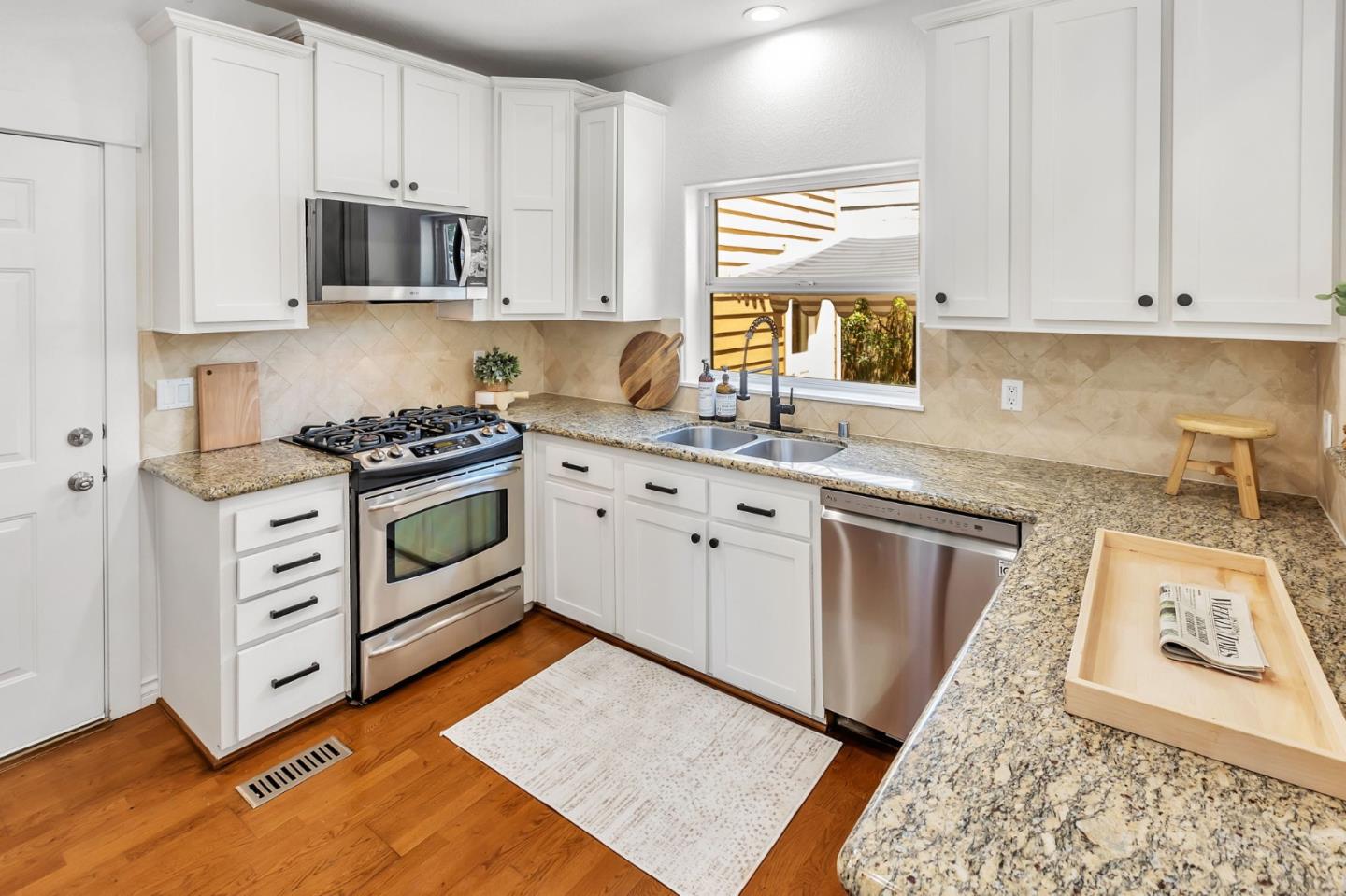 Detail Gallery Image 10 of 37 For 221 Creekside Village Dr, Los Gatos,  CA 95032 - 4 Beds | 2/1 Baths