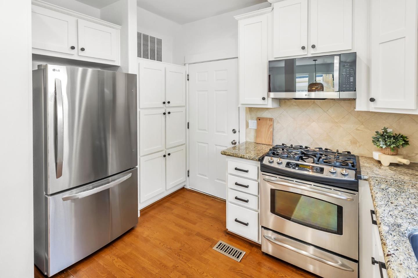 Detail Gallery Image 11 of 37 For 221 Creekside Village Dr, Los Gatos,  CA 95032 - 4 Beds | 2/1 Baths