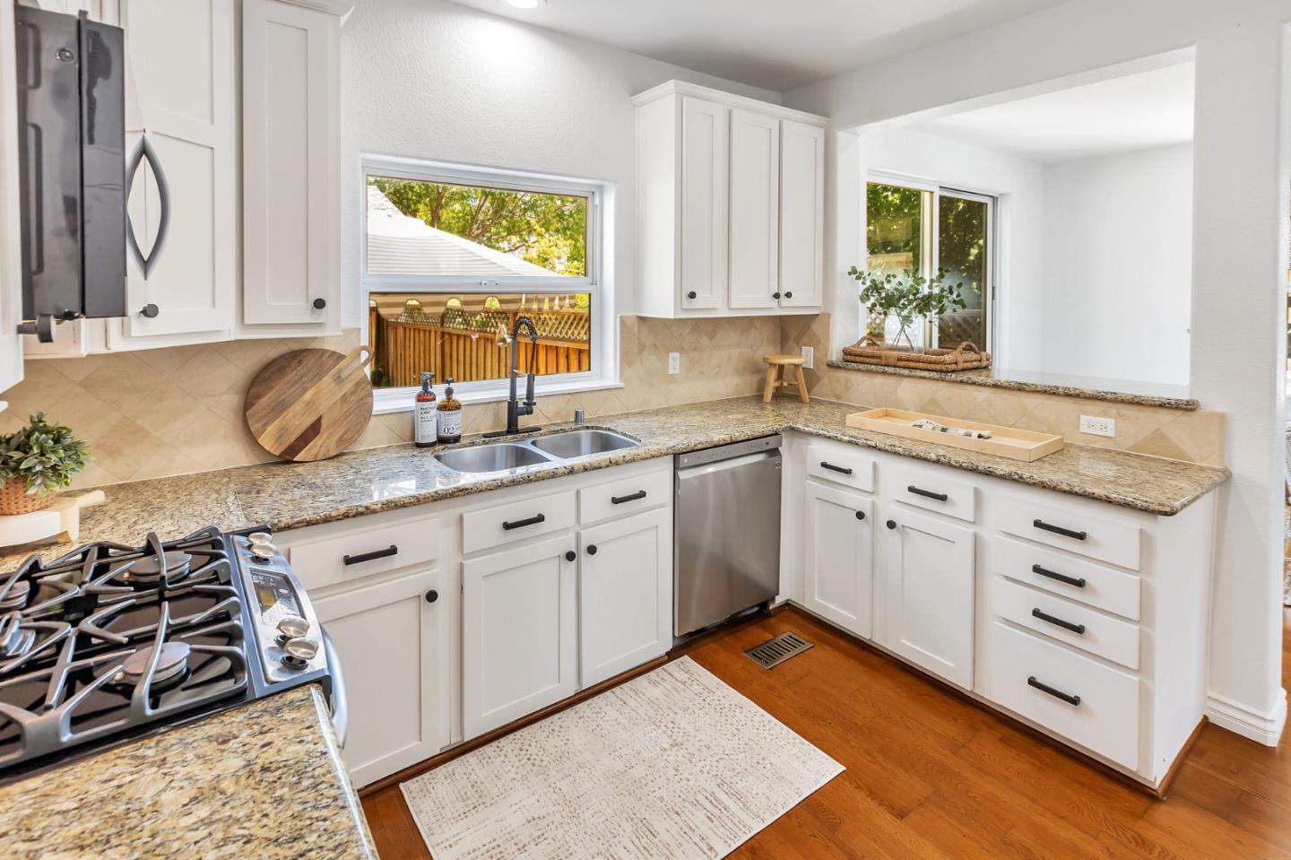 Detail Gallery Image 9 of 37 For 221 Creekside Village Dr, Los Gatos,  CA 95032 - 4 Beds | 2/1 Baths